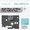 Cinta laminada Brother TZe-MPSL31 con patrón de encaje plateado e impresión negra, media pulgada