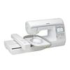 Máquina bordadora Brother con pantalla táctil y bastidor grande mostrando diseño floral