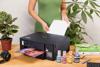 Mujer usando impresora de tanque de tinta Brother DCP-T430 en oficina en casa