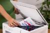Persona escaneando un gráfico con impresora Brother DCP-T436W multifunción inalámbrica de tinta