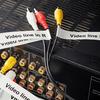 Etiquetas laminadas Brother en cables de video conectados a puertos de receptor AV