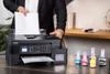 Profesional usando impresora multifuncional de tanque de tinta Brother MFC-T930DW