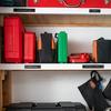 Cartuchos de cinta para etiquetas Brother TZe en rojo, negro y verde organizados en estante