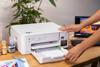 Persona cargando papel en impresora Brother DCP-T436W multifunción con tanque de tinta