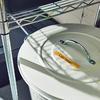 Etiqueta laminada Brother en contenedor de almacenamiento blanco con estantería metálica