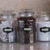 Etiqueta Brother TZe en frasco de vidrio con granos de café en despensa