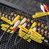 Etiquetas flexibles Brother TZe-FX631 en cables de audio y video conectados a panel