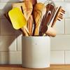 Etiqueta Brother en organizador blanco de cocina con utensilios de madera