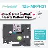 Cartucho de cinta laminada Brother TZe-MPPH31 con impresión negra sobre patrón de corazones rosas, ancho de media pulgada