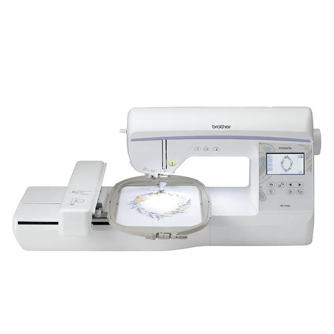 Máquina bordadora electrónica Brother BP1530L con pantalla táctil y diseño floral en bastidor
