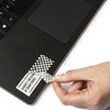 Mano colocando etiqueta Brother de seguridad con evidencia de manipulación en laptop