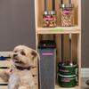 Etiquetadora Brother organizando contenedores de comida para mascotas con etiquetas rosas