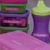 Etiquetas laminadas Brother en contenedores de alimentos y vaso infantil de colores