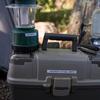 Etiquetadora Brother con linterna verde sobre estuche de equipo de campamento