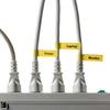 Etiqueta flexible Brother TZe-FX631 en cables de impresora, laptop y monitor conectados a regleta