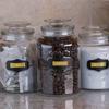 Etiqueta laminada Brother en frasco de café de vidrio con frascos de té y azúcar