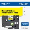 Cartucho de cinta laminada Brother TZe-651 con texto negro sobre amarillo, ancho de 1 pulgada